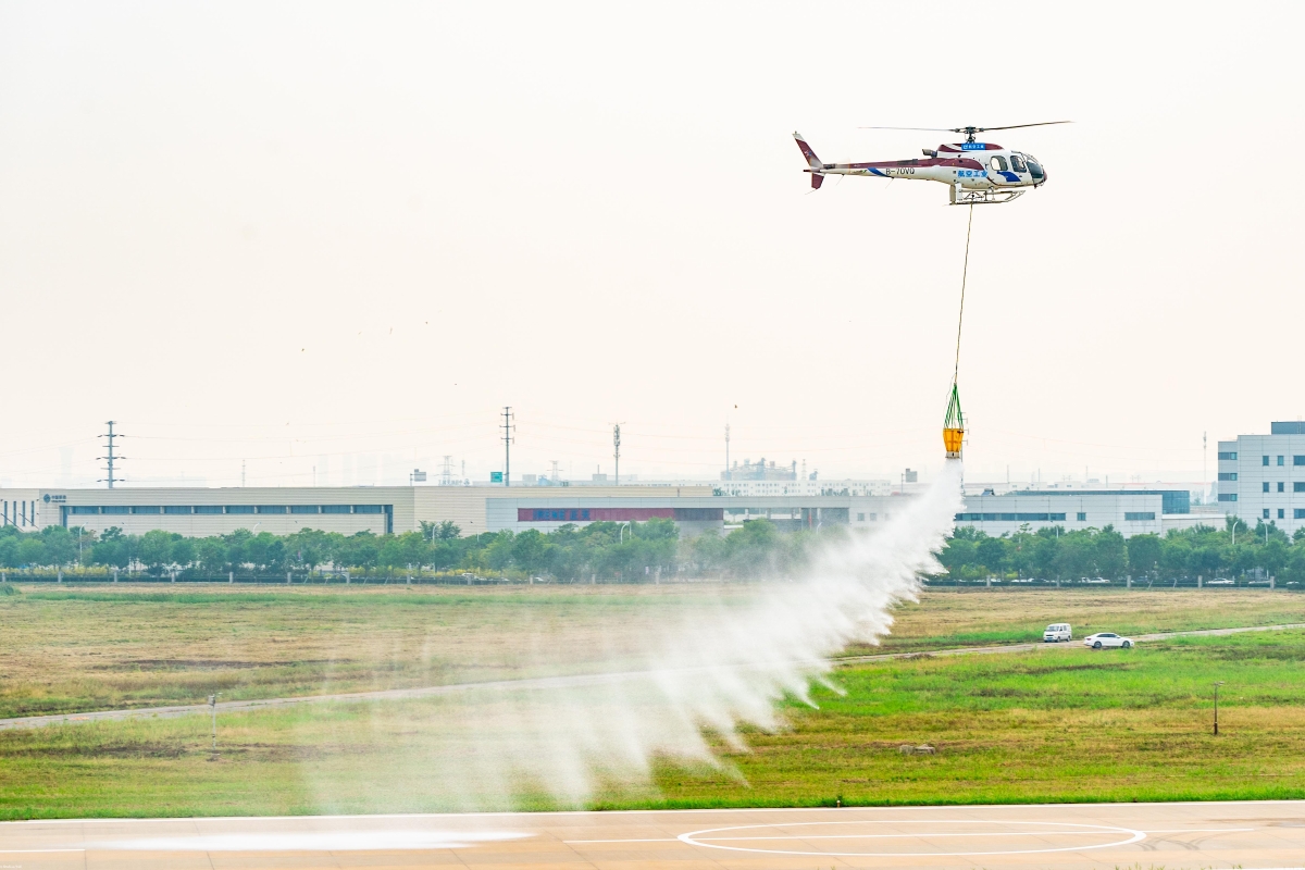 AC311A进行飞行预演。。。。。。。摄影：岳书华-1